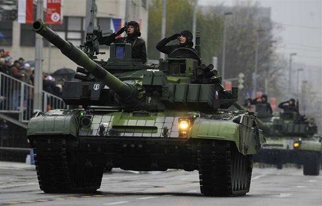 Diváci vidli pi slavnostní vojenské pehlídce i tanky.